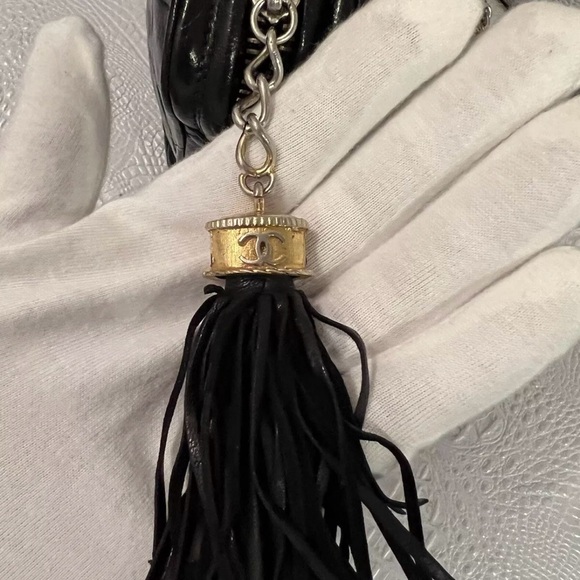 CHANEL Black Crossbody Bag with Quilted Leather and Chain Strap - Picture 8 of 16